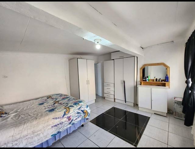 5 BEDROOM HOUSE FOR SALE IN MONTFORD